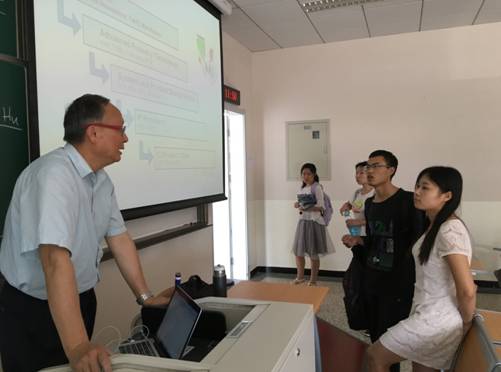 课后陈老师与同学交流 课后陈老师与同学交流