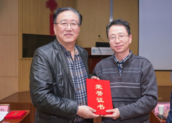 康乐院长为普通生物学教研室颁奖