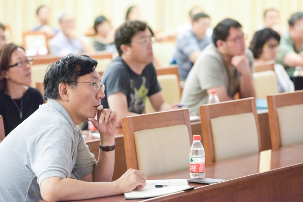 生命科学学院教师认真听讲