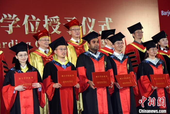 国科大2023年度毕业典礼暨学位授予仪式在怀柔雁栖湖校区举行。  中新社记者 孙自法 摄