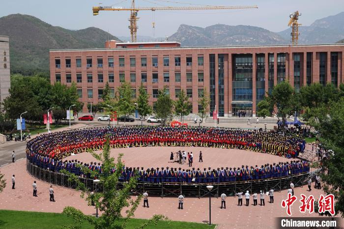 国科大2023年度毕业典礼暨学位授予仪式后，在校园广场大合影。  中新社记者 孙自法 摄