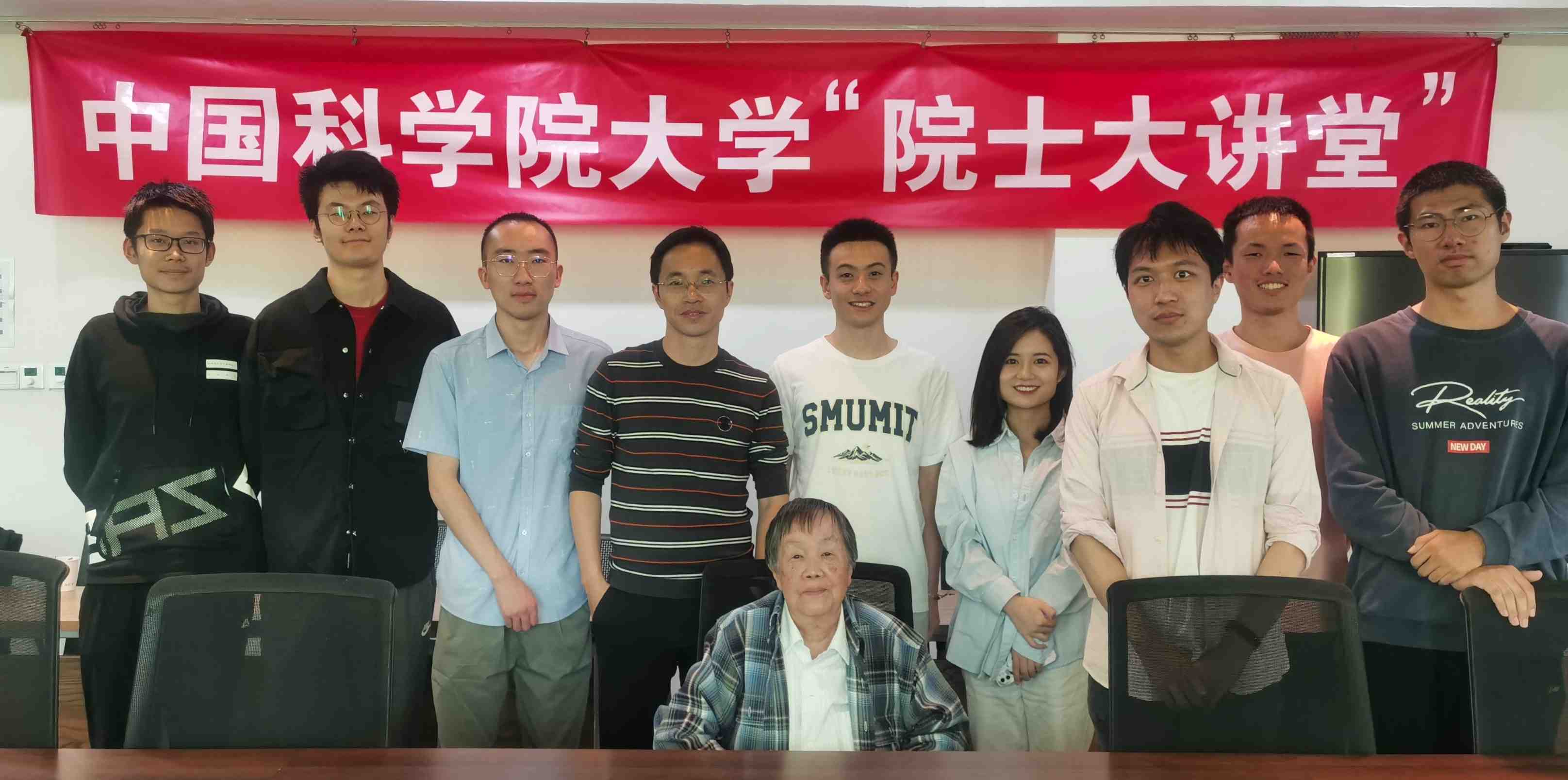 图1 部分与会人员与张宗烨院士合影.jpg
