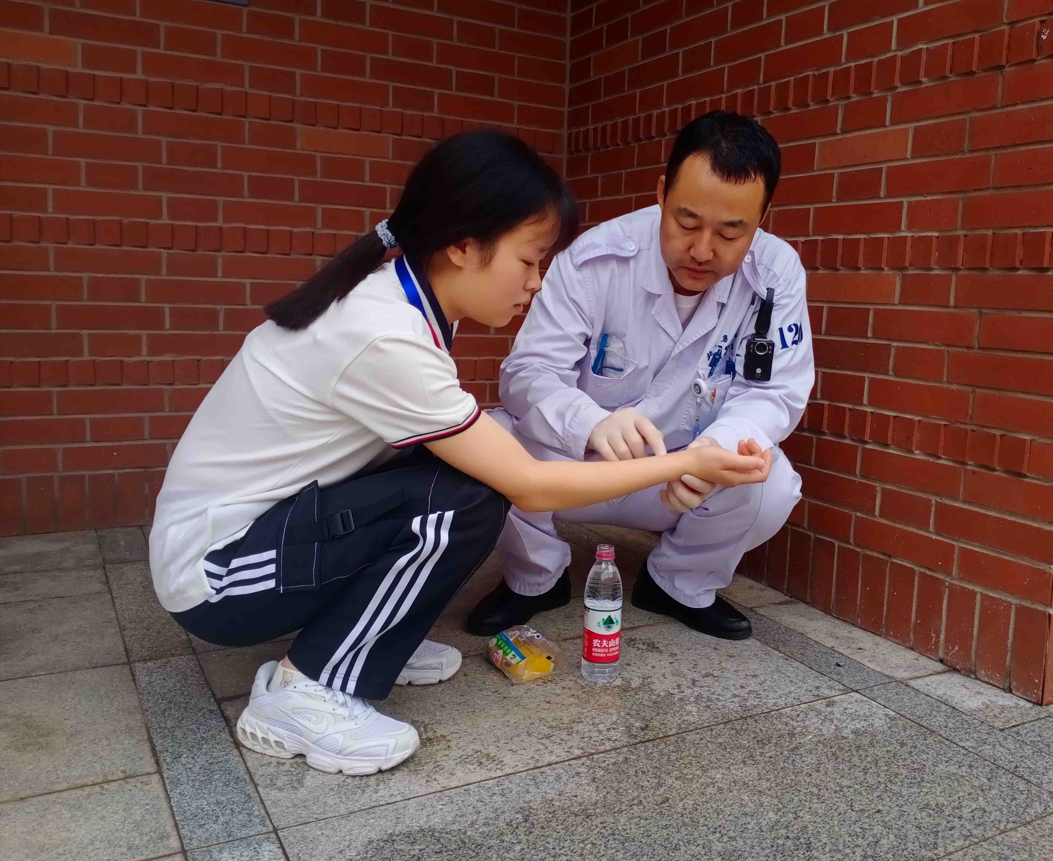 医务人员在为樊文婧处理伤口_徐俣长摄.jpg