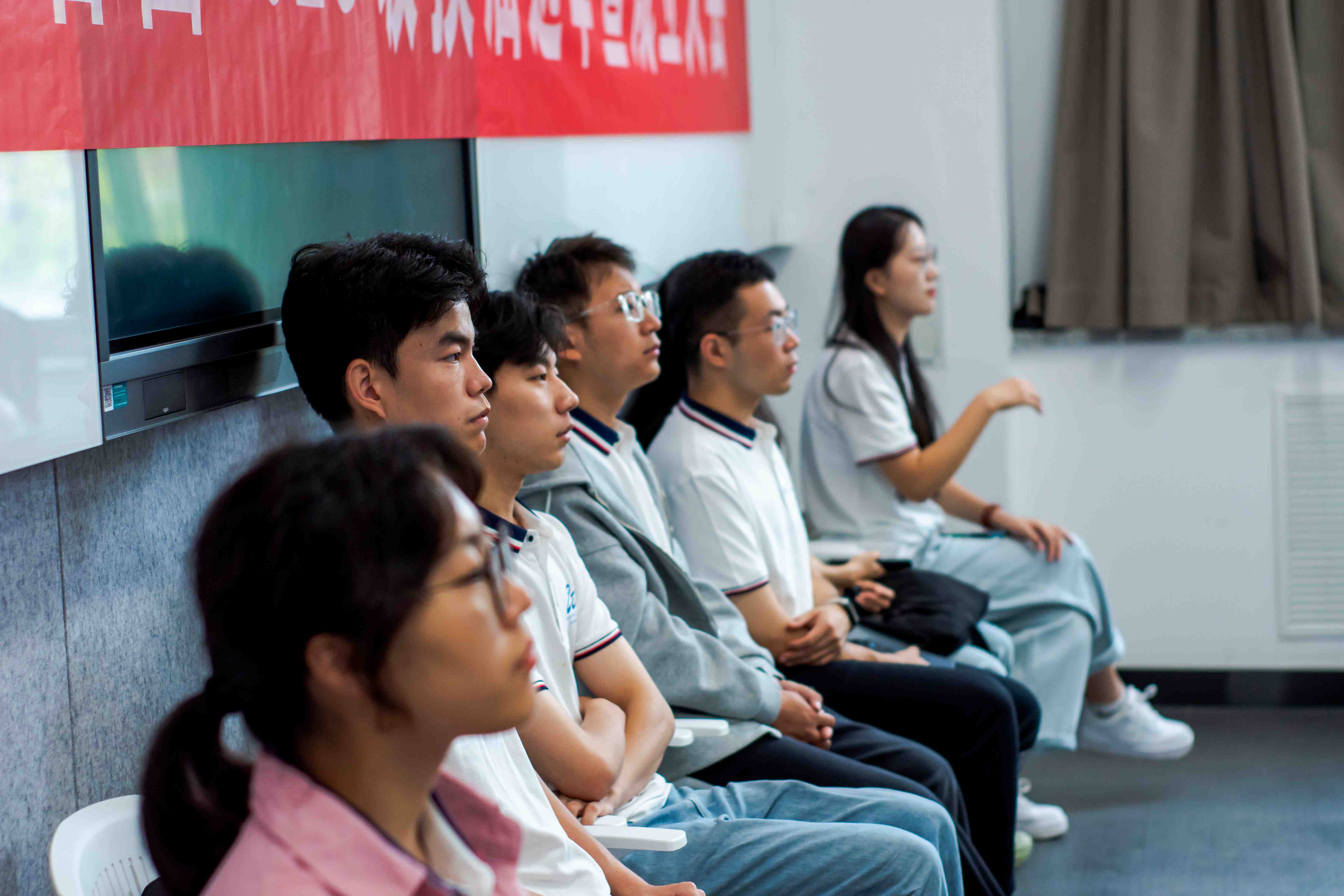 听取竞选演讲中的同学们.jpg
