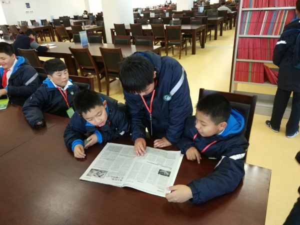 沈师大附属学校的学生在中国科学院大学图书馆