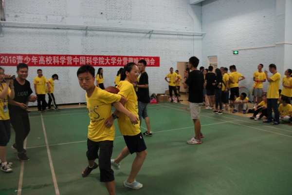 “螃蟹运球”游戏