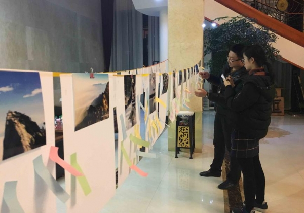 参会人员为“我最喜爱的照片”投票 参会人员为“我最喜爱的照片”投票