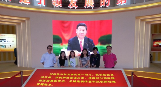 支部党员在展厅合影 支部党员在展厅合影