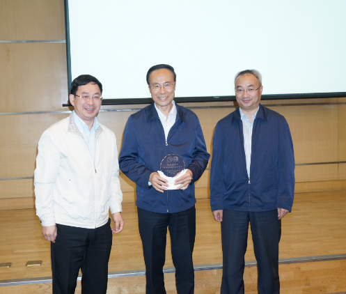 德清所长与王笃金书记共同为万立骏院士颁发“青年学术论坛讲座教授”奖牌 