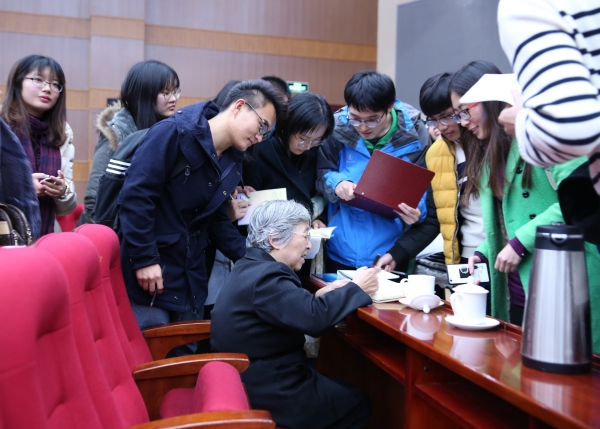 钱易为国科大学子写下勉励的话