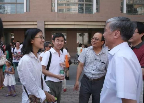 丁校长与陕西新生董亦楠亲切交谈 （2014年）