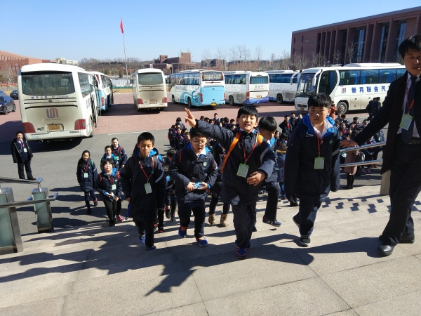 沈师大附属学校的同学在校园里参观