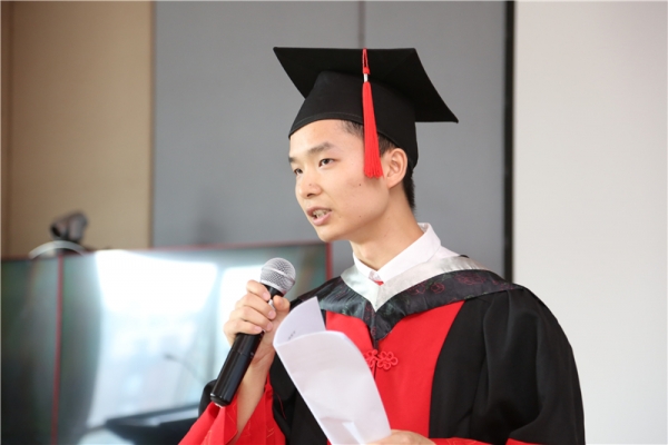 毕业生代表彭彬发言 
