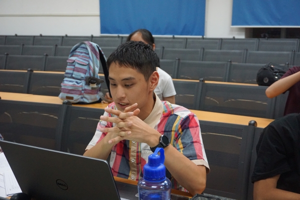 柯铭雨同学对参赛选手进行点评