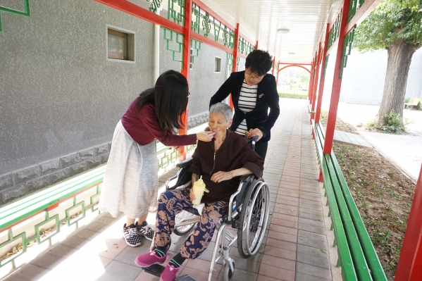 喂老人吃水果