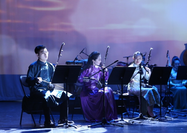 徐宝宝等演奏二胡曲《赛马》 