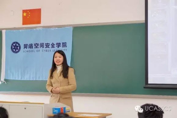 文艺部部长丁宏进行部门风采展示