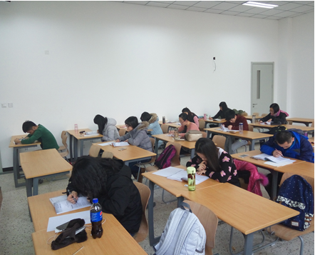 支部书记唐琴琴向预备党员讲解转正流程(图 张竞成) 支部书记唐琴琴向预备党员讲解转正流程(图 张竞成)