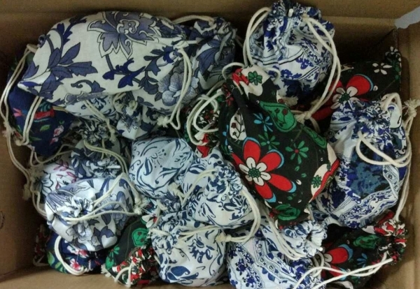 一麻袋苹果,新年礼物。 一麻袋苹果,新年礼物。