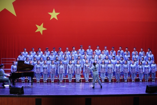 网络空间安全学院演唱《映山红是红星红》获一等奖 杨天鹏 摄 网络空间安全学院演唱《映山红是红星红》获一等奖 杨天鹏 摄