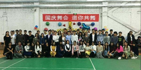 舞会全体参与人员合影