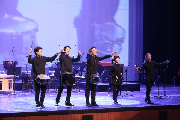 乐队在舞台上和观众互动演奏《Brazilian Carnival Night》