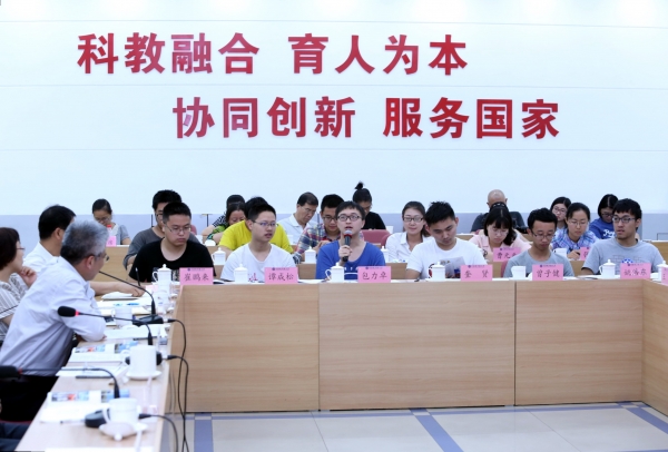 参加座谈会的本科生党员发言