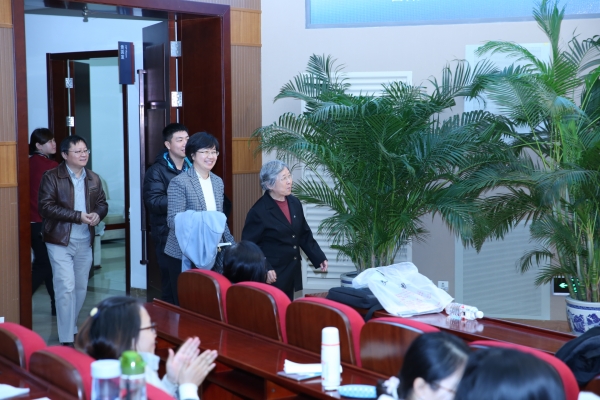 钱易教授在王艳芬副校长陪同下步入雁栖湖校区国际会议中心报告厅
