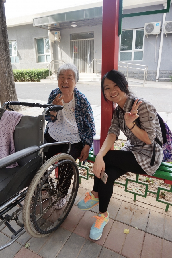 老人也激动地比起了剪刀手