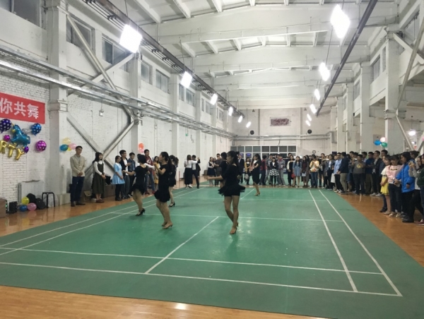 拉丁舞爱好者开场表演