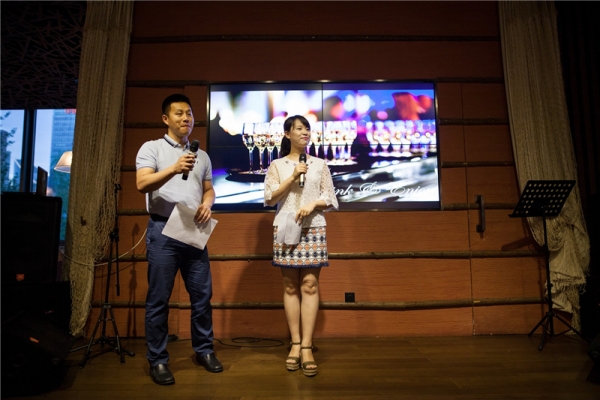 杨硕老师与学生代表主持