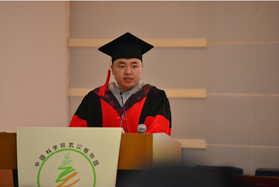 毕业生代表马百全同学发言