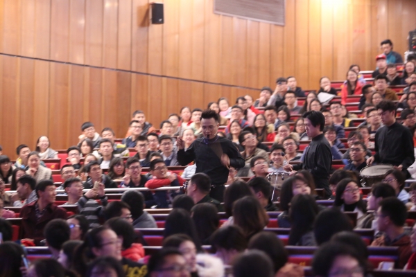 乐队出现在观众席表演《Brazilian Carnival Night》