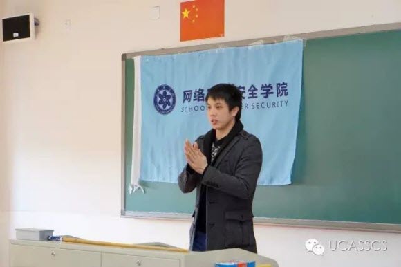 文艺部部长丁宏进行部门风采展示