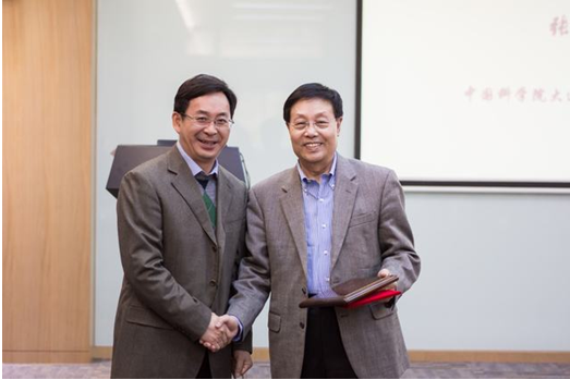　　张德清所长为张玉奎院士颁发“分子科学论坛”荣誉证书和奖牌 