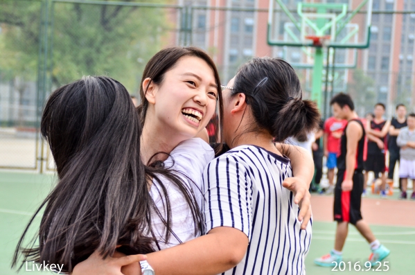 女生投篮锝25后的喜悦