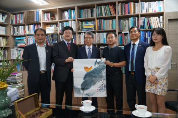 韩国原总理、首尔大学原校长郑云灿会见董军社一行 韩国原总理、首尔大学原校长郑云灿会见董军社一行