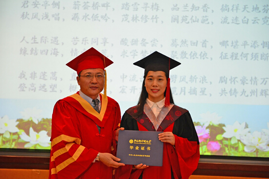张全发主任为毕业生扶正流苏及颁发毕业证