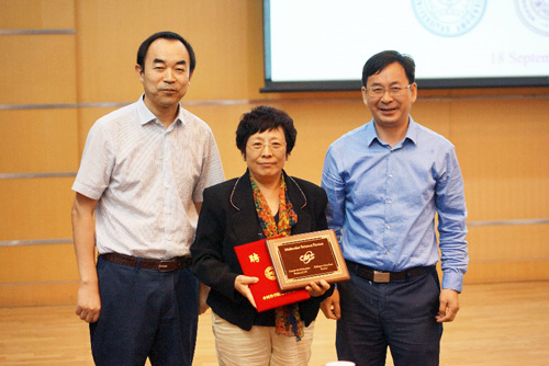 张德清所长为赵玉芬院士颁发“分子科学论坛”荣誉证书和奖牌 张德清所长为赵玉芬院士颁发“分子科学论坛”荣誉证书和奖牌