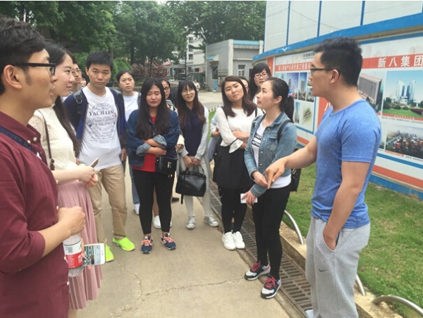 武汉教育基地研究生鲁蒙向高校代表介绍国家斑马鱼资源中心 武汉教育基地研究生鲁蒙向高校代表介绍国家斑马鱼资源中心