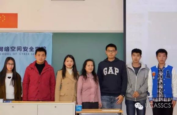 与会嘉宾与主席团合影