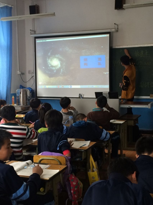林琪杰在讲课 