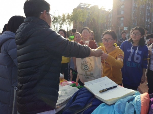 参与的同学获得生命学院专属纪念品 参与的同学获得生命学院专属纪念品