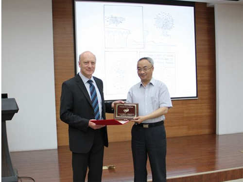 化学所党委书记王笃金为Hans-Juergen Butt教授颁发“分子科学论坛”荣誉证书和奖牌