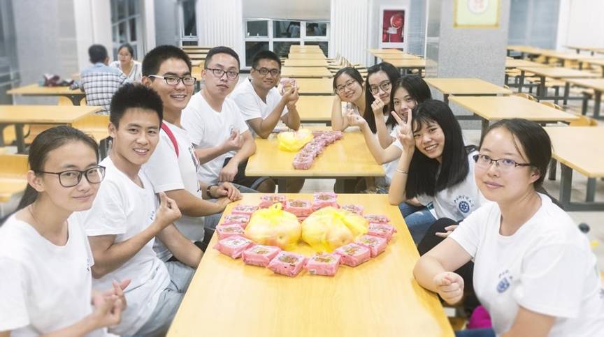 807班班委精心准备的中秋节月饼和水果