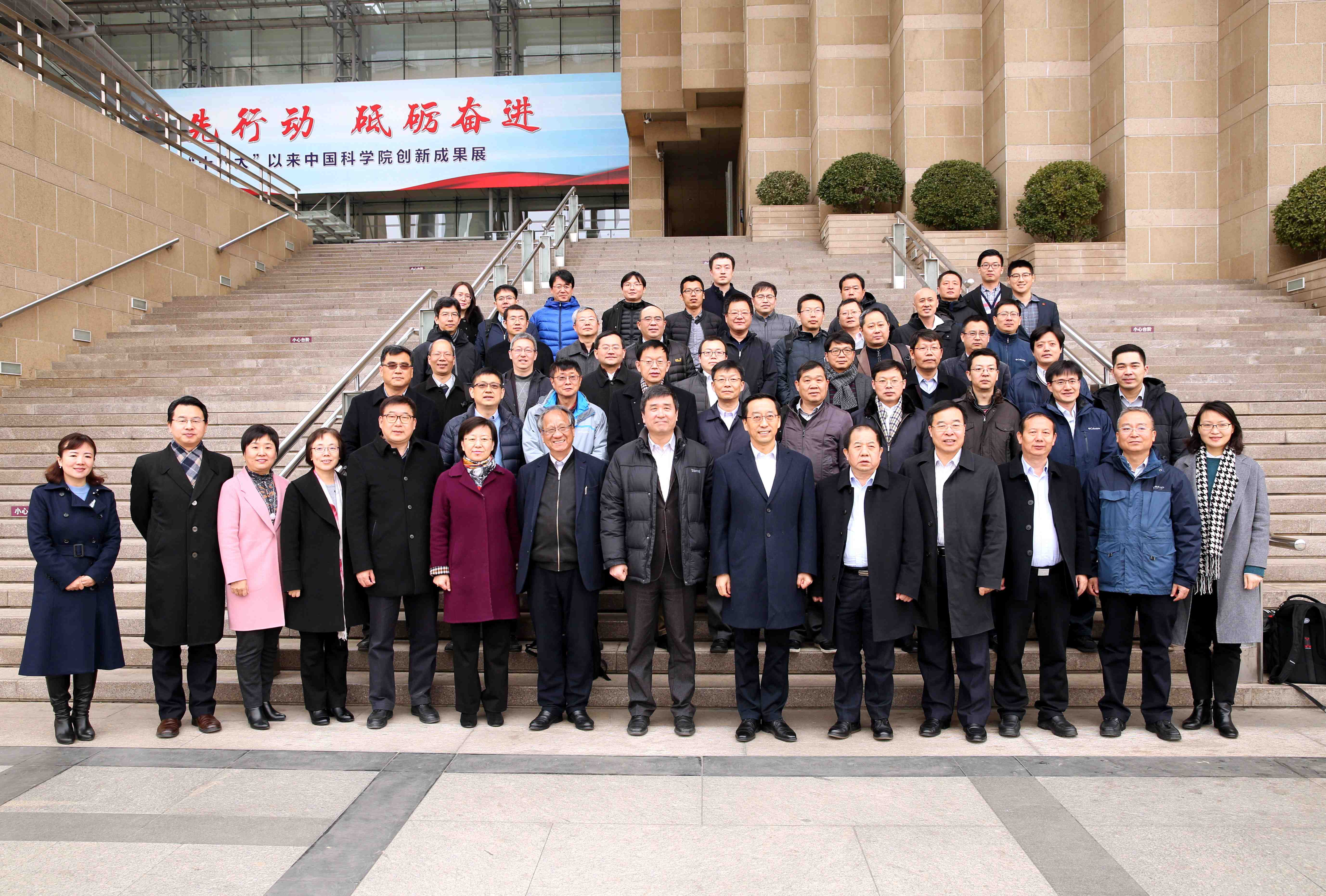 5.参观交流全体人员合影留念杨天鹏摄.JPG