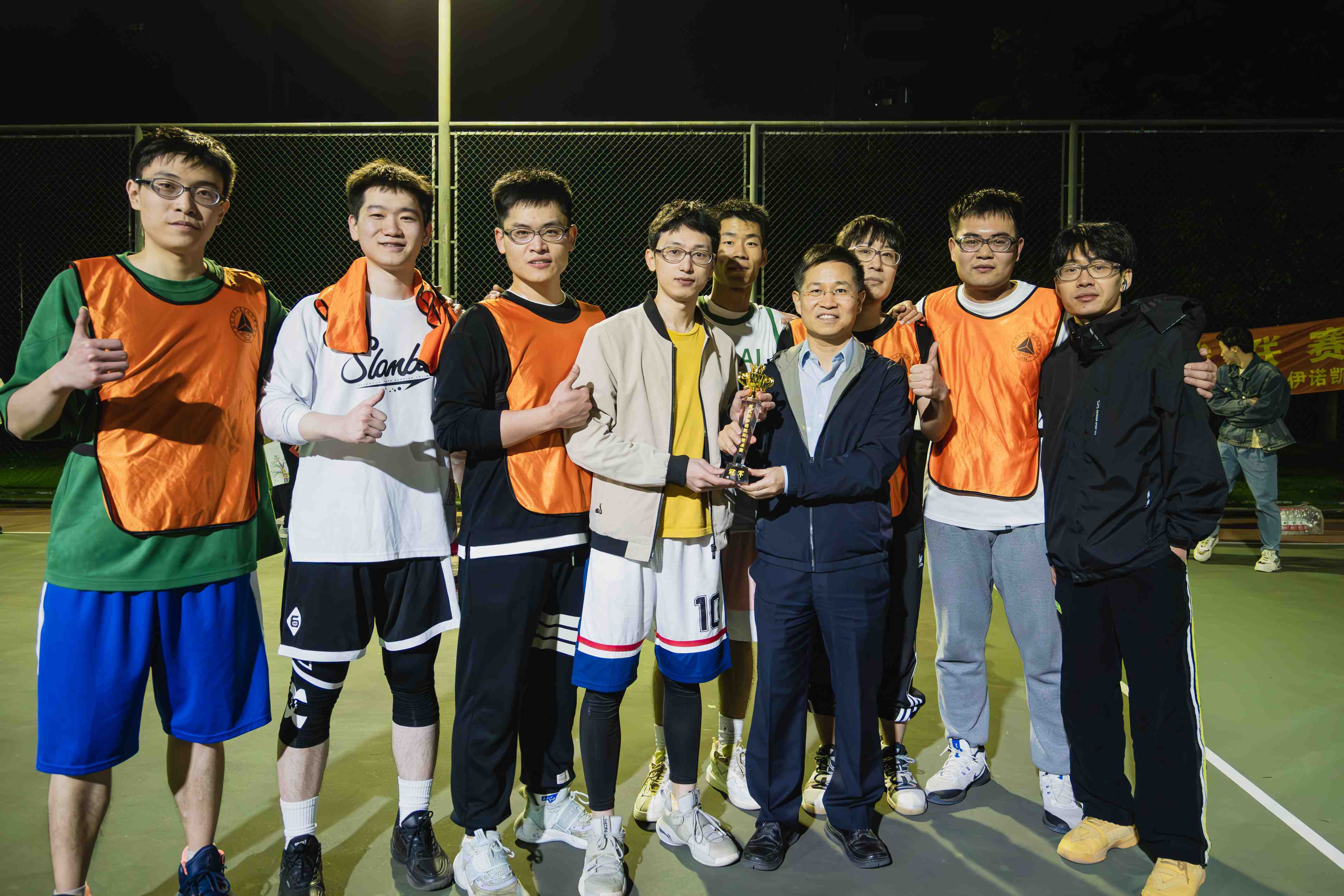 游书力老师为冠军颁奖及合影.jpg