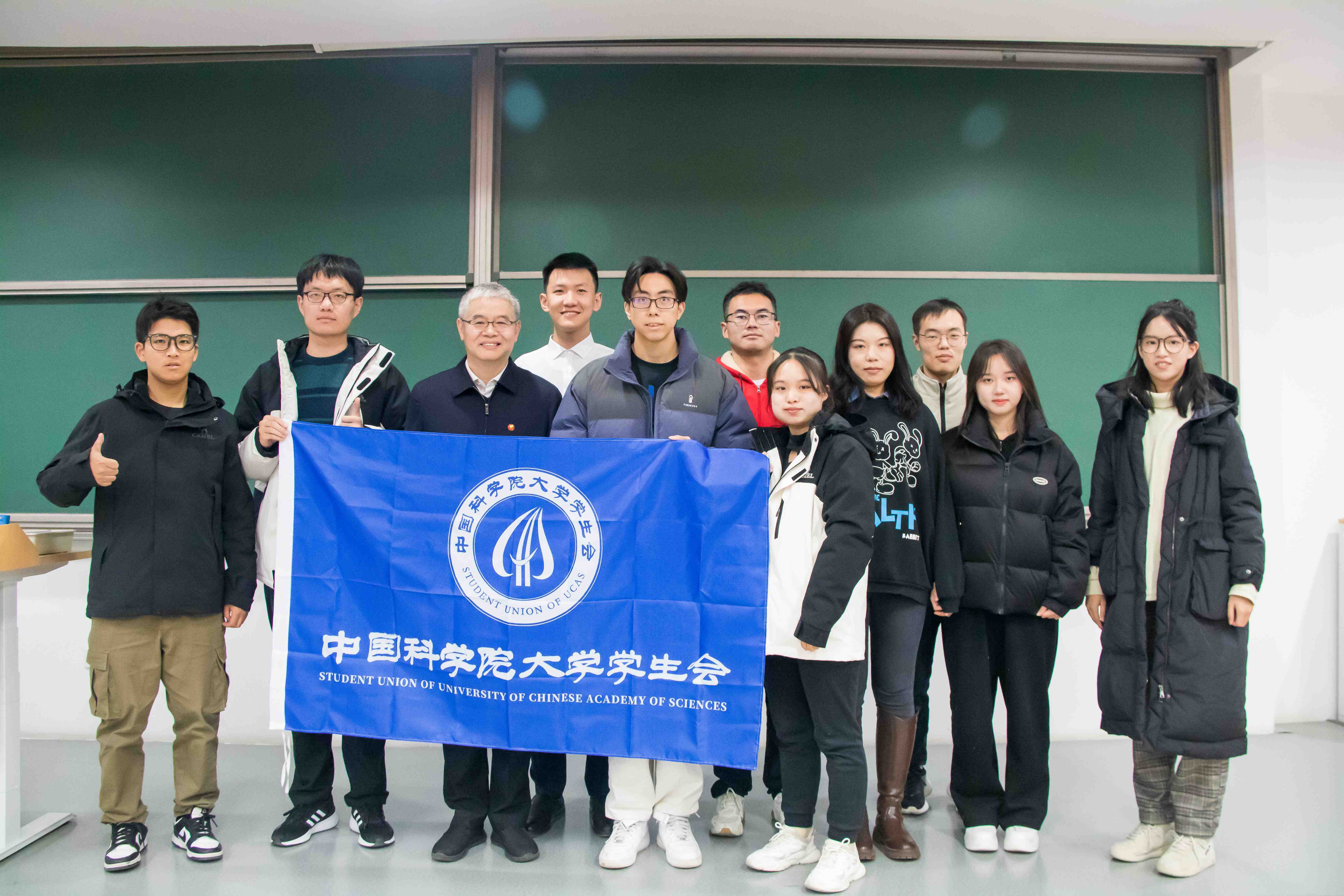 图片5-工作人员合照.jpg