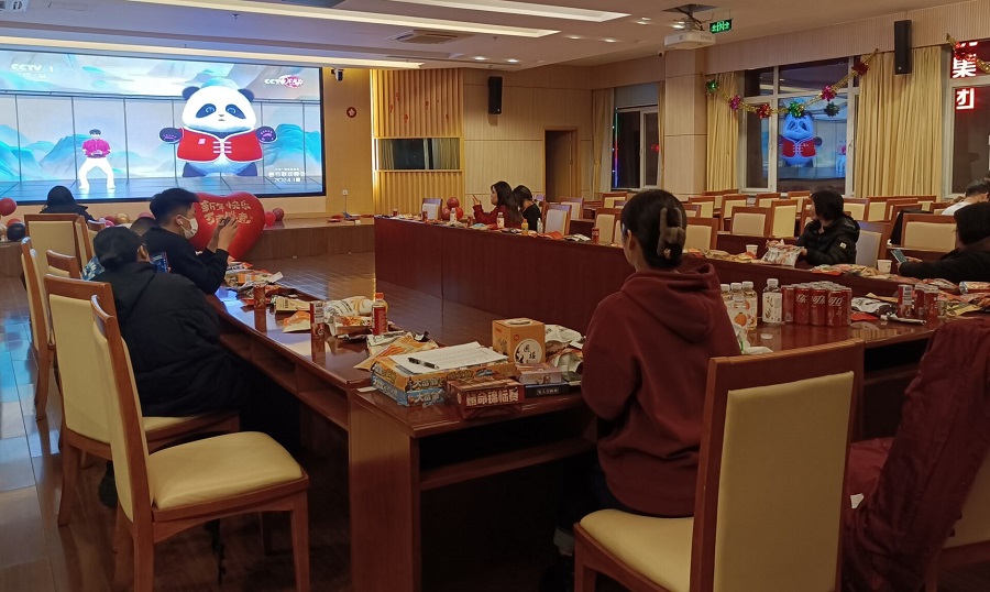 2看春晚.jpg