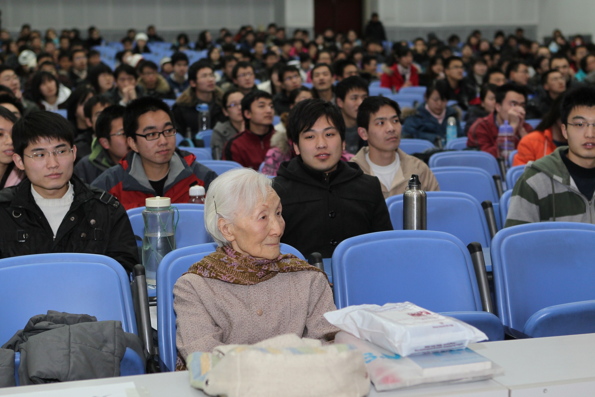 2011年1月李佩先为中科院研究生院同学们讲述钱学森和李政道的励志故事.jpg